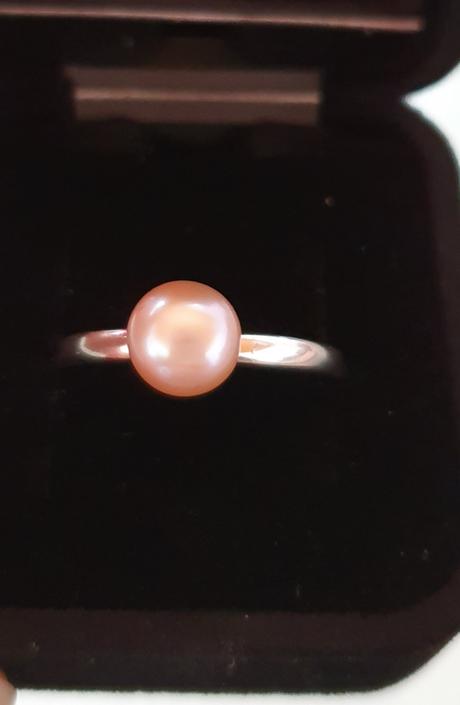 Prsteň s ružovou perlou, tchibo