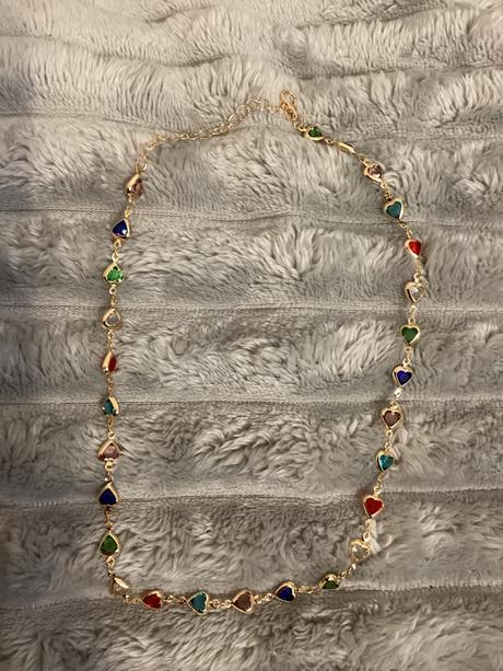 Retiazka s farebnými kamienkami v tvare srdiečka,