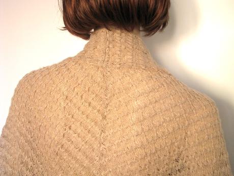 Béžovoružový svetrík,