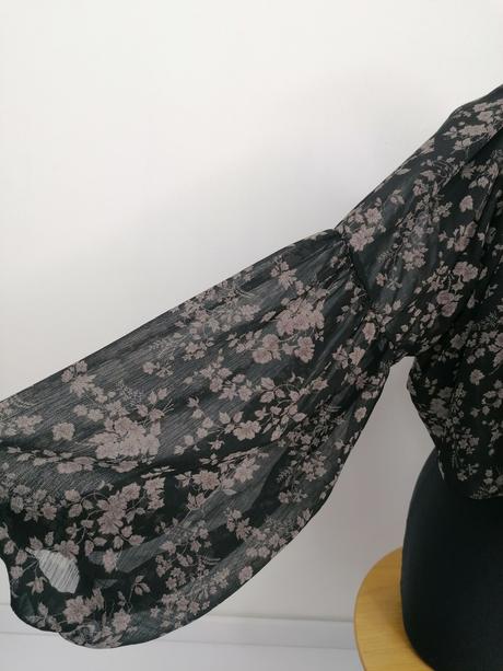 Elegantná čierna blúzka s kvetmi a balónovými ruká, sinsay,s