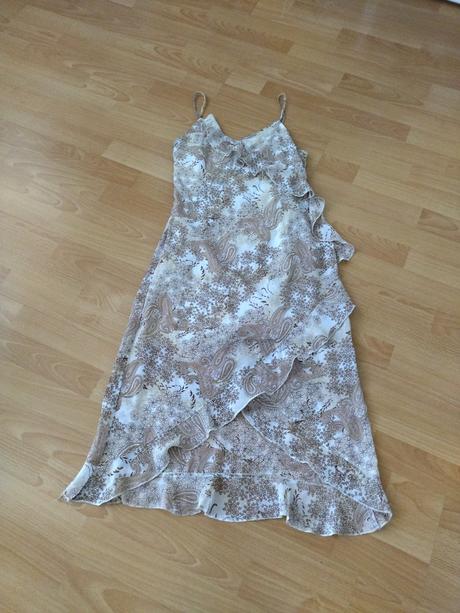 Šaty s volánikmi, m