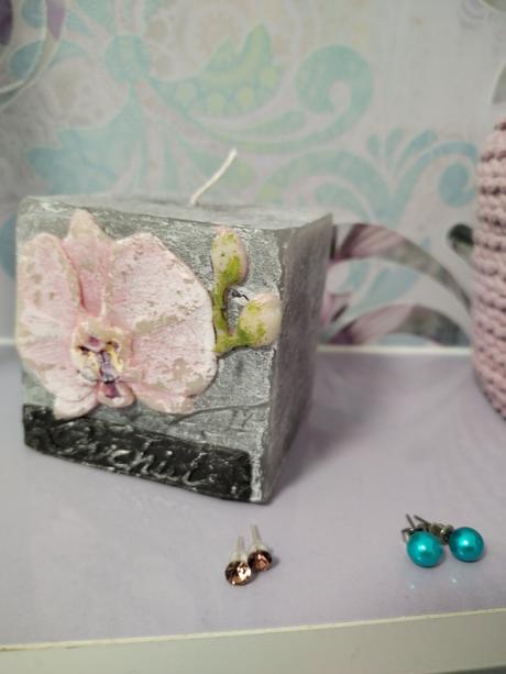 Nausnice tyrkysove perlicky, 