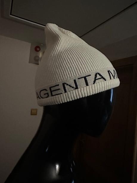 Krémová čiapka s nápisom zn. magenta, m