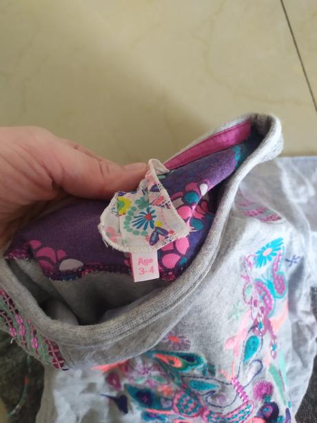 Tričko a kraťasy, 98