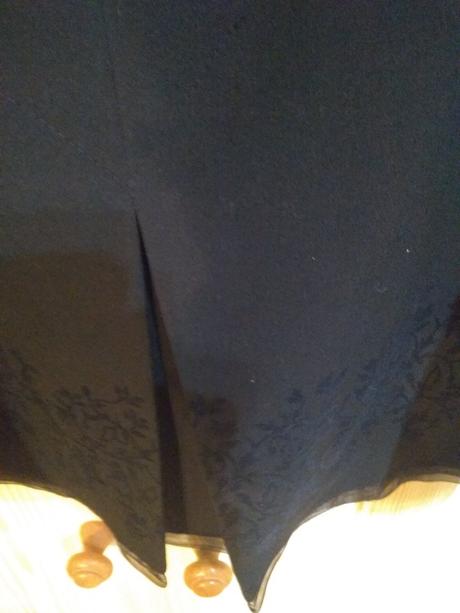 Sukňa s výšivkou, 38