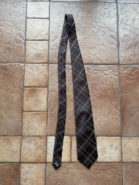 Hneda kockovana kravata, 