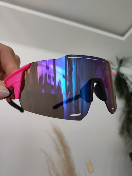 Športové slnečné okuliare,