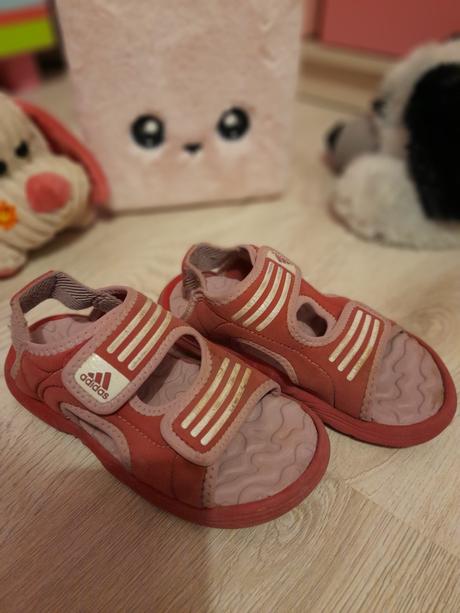 Slapky, vsuvky aj do vody., adidas,23