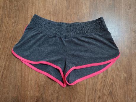 Šortky, s