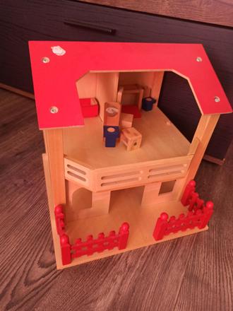 Drevený domcek s nabytkom, 