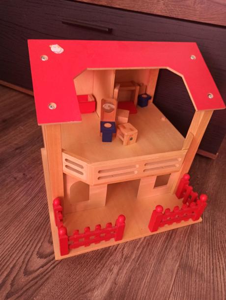 Drevený domcek s nabytkom, 