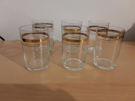 Poháriky so zlatým pásikom, 