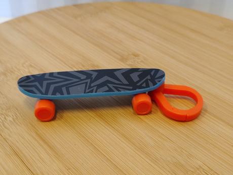 Zberateľský happy meal skateboard hot wheels 2023, 