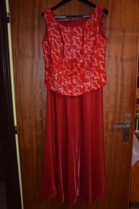 Červené šaty, 40