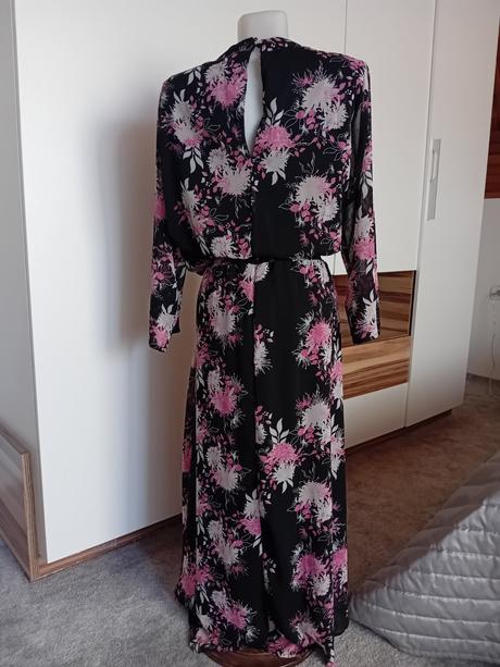 Šifónové šaty, 42