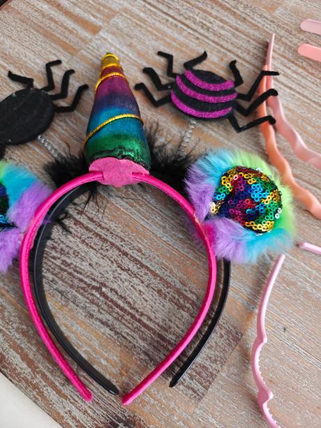 Dievčenské čelenky 19 kusov + batoh,