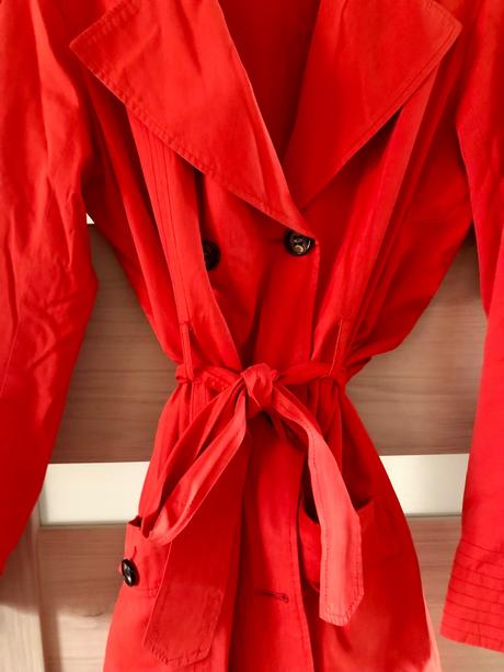 Červený tenký kabát, m