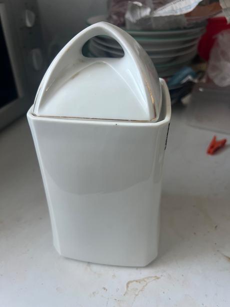 Starozitna porcelanova  velka doza korenicka, 