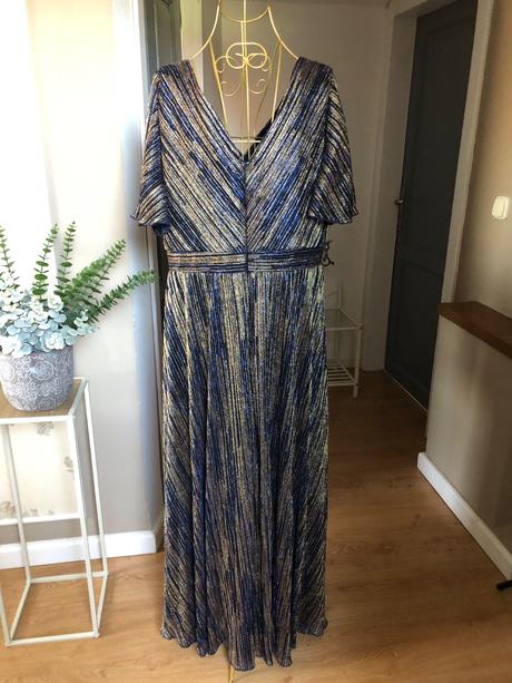 Tmavomodré šaty so zlatými detailami, 48