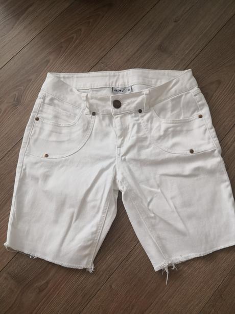 Biele šortky, okay,38