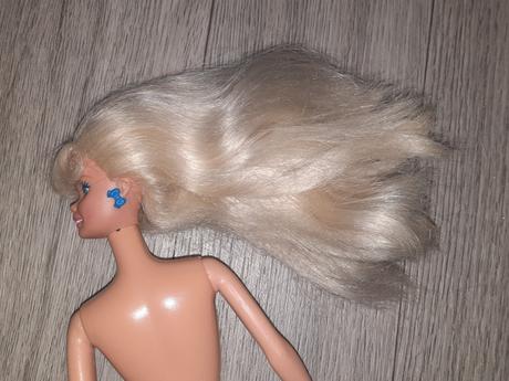 Retro barbie s náušnicami, 