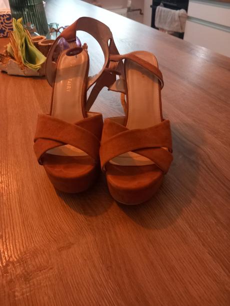 Topanky ma vysokom podpätku, 40