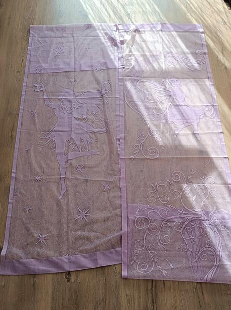 Dievčenský záclonový panel, 