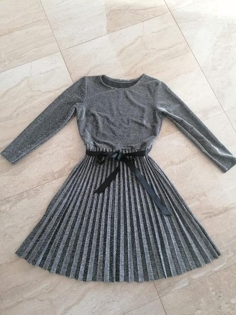 Trblietavé šaty, s