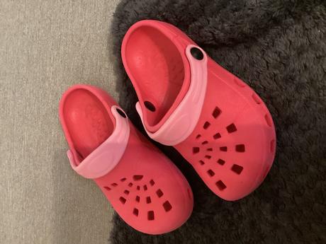 Ružové crocs, 27