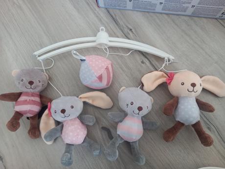 Krásny plyšový kolotoč nad postieľku, 