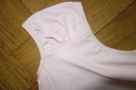 Bledoružové plavky, 92