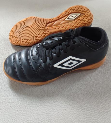 Halovky, umbro,32