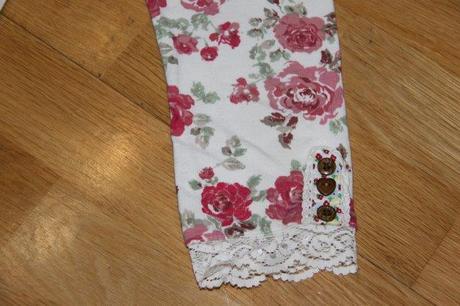 Legínky s ružičkami a čipkou, 104