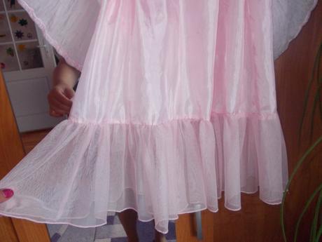 Sametové ružové šaty, 92