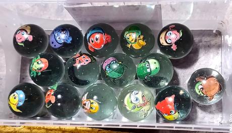 33 sklenených guličiek s obrázkom, 