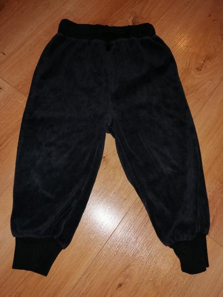 Zamatové tepláčky, 86