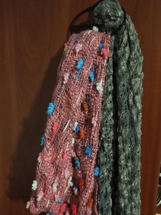 Šál ružový aj sivý,