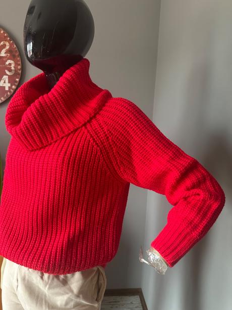 Červený rolák reserved, reserved,s