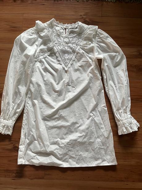 Biele šaty s volanom, stradivarius,s