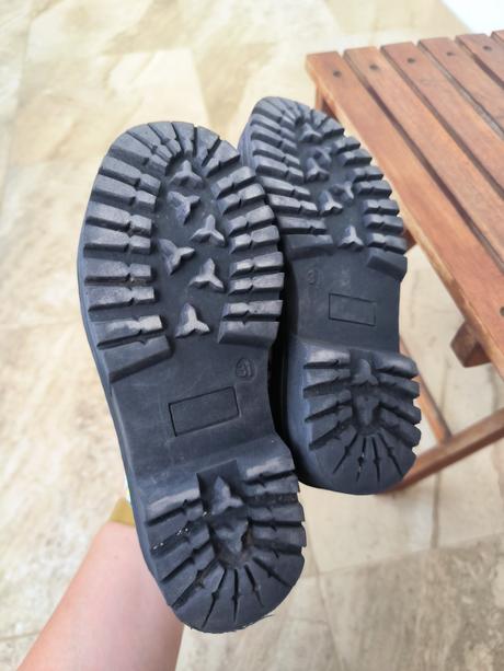 Vysoké šnurovacie topánky, 31