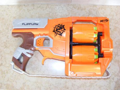 Nerf flipfury zombie strike zbraň,