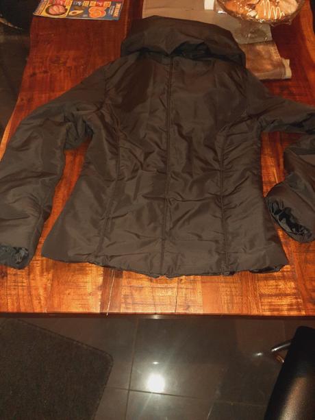 Krátka čierna bunda, s