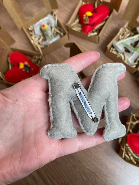 Ručne vyšívana ozdoba na kočík / ruksak, 