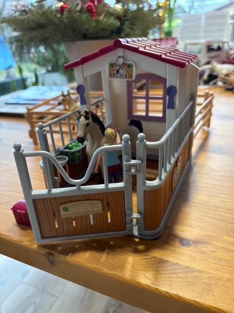 Schleich stajňa s koňmi a ošetrovateľkou,