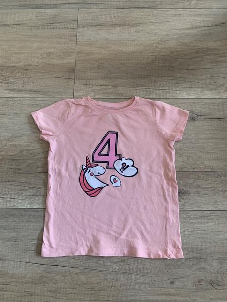 Tričko má oslavu 4 narodenín, 98