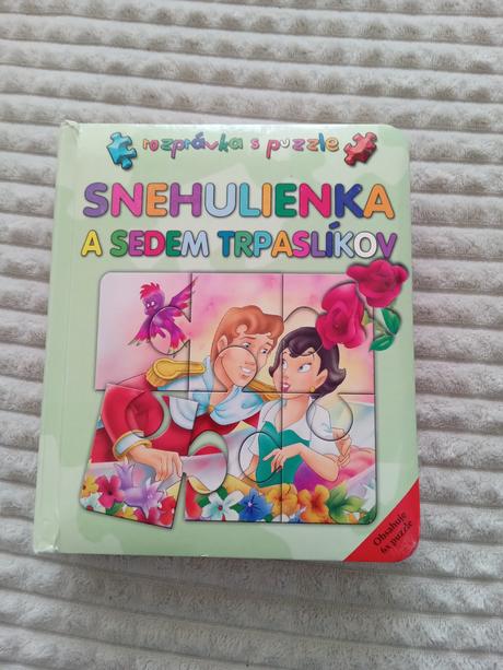 Kniha s puzzle snehulienka a sedem trpaslíkov,
