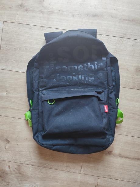 Čierny batoh so zelenými detailmi, 