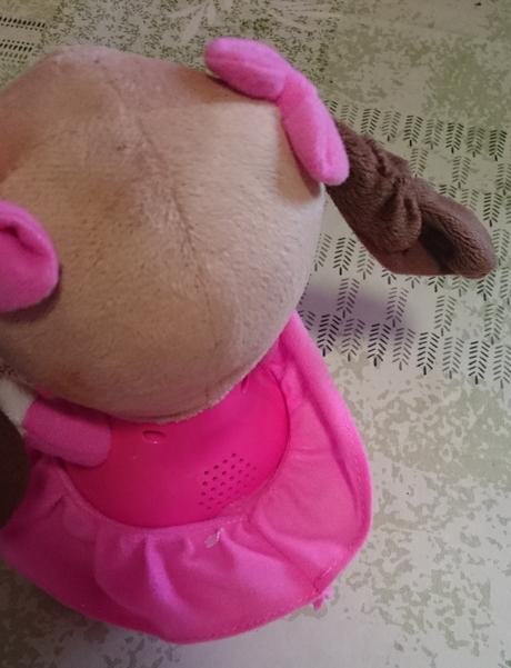 Rozprávajúca česky fenka mafinka na baterky, 25 cm,