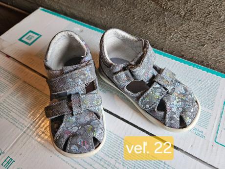 Dievčenské sandálky veľ. 22, 22
