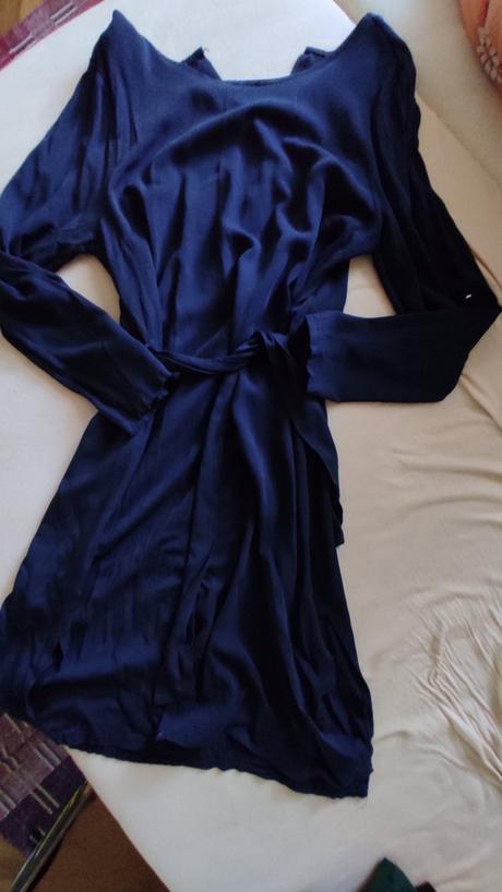 Tmavomodré šaty, l